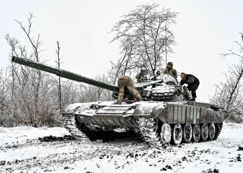 Ukrainas Bruņoto spēku Aizkarpatijas armijas 128. atsevišķās kalnu triecienbrigādes karavīri piedalās speciālās mācībās profesionālo iemaņu uzturēšanai Zaporižjas sektorā, Ukrainas dienvidaustrumos.