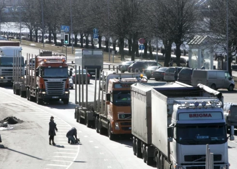 В первые дни водителей грузовиков не будут штрафовать за въезд в центр Риги