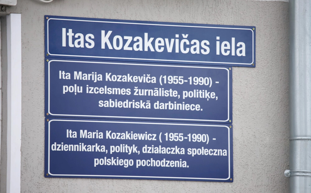 FOTO: Rīgā atklāta Kozakevičas piemiņas plāksne
