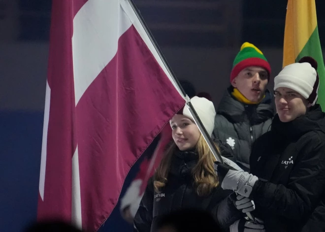  Atklāšanas ceremonijā, Latvijas delegācijas karogu nesot hokejistam Oliveram Mūrniekam un bobslejistei Amēlijai Kotānei, piektdien Dienvidkorejā tika atklātas Jaunatnes ziemas olimpiskās spēles.