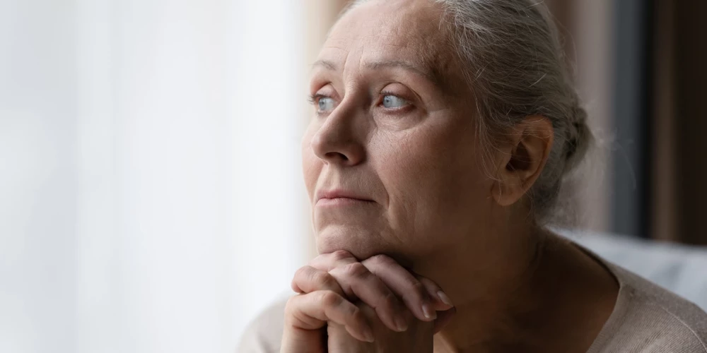 Eksperti brīdina par vienu izplatītu demences simptomu, kas cilvēkiem varētu palīdzēt agrīni atklāt slimību