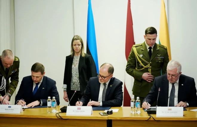 Igaunijas aizsardzības ministrs Hanno Pevkurs (no kreisās), Latvijas aizsardzības ministrs Andris Sprūds un Lietuvas aizsardzības ministrs Arvīds Anušausks piedalās preses konferencē, kurā informē par Baltijas austrumu robežas aizsardzību.