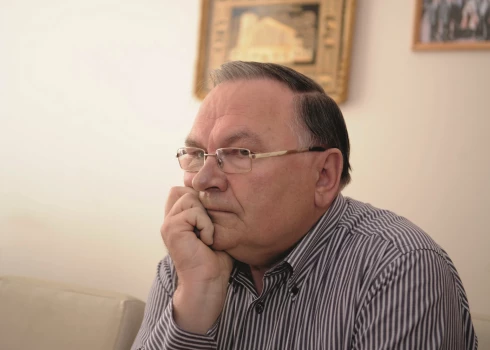"Tajā sistēmā tev visu laiku bija jābūt divkosim. Tu nedrīkstēji būt blēdis, taču nevarēji arī būt godīgs. Bija jāatrod kaut kāds vidusceļš. Reizēm vakaros tu pats sev likies pretīgs, jo īsti vairs nevarēji saprast, kad esi īsts un kad ne," padomjlaikus atceras politikas veterāns Alfreds Čepānis.