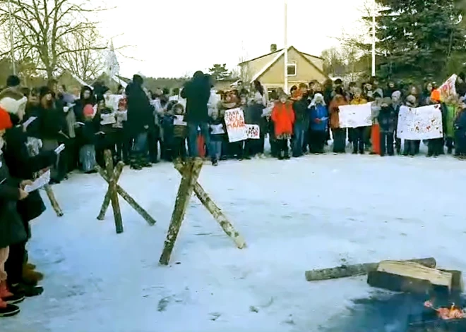 Engurneki būvē simboliskas barikādes un protestē pret iespējamo vidusskolas slēgšanu