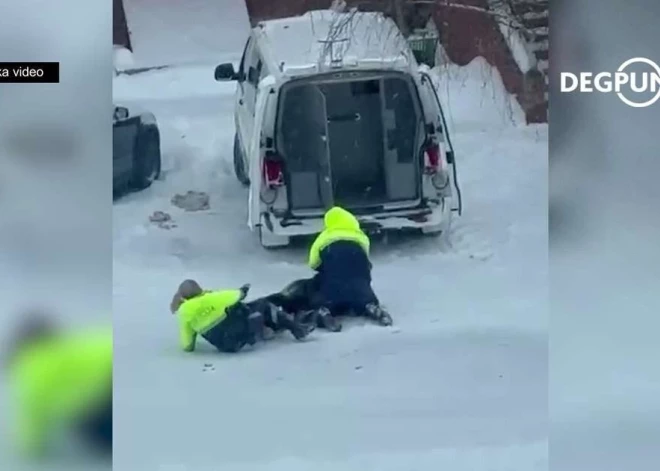 ВИДЕО: полицейские получили побои и травмы во время задержания буйного мужчины около Цесиса