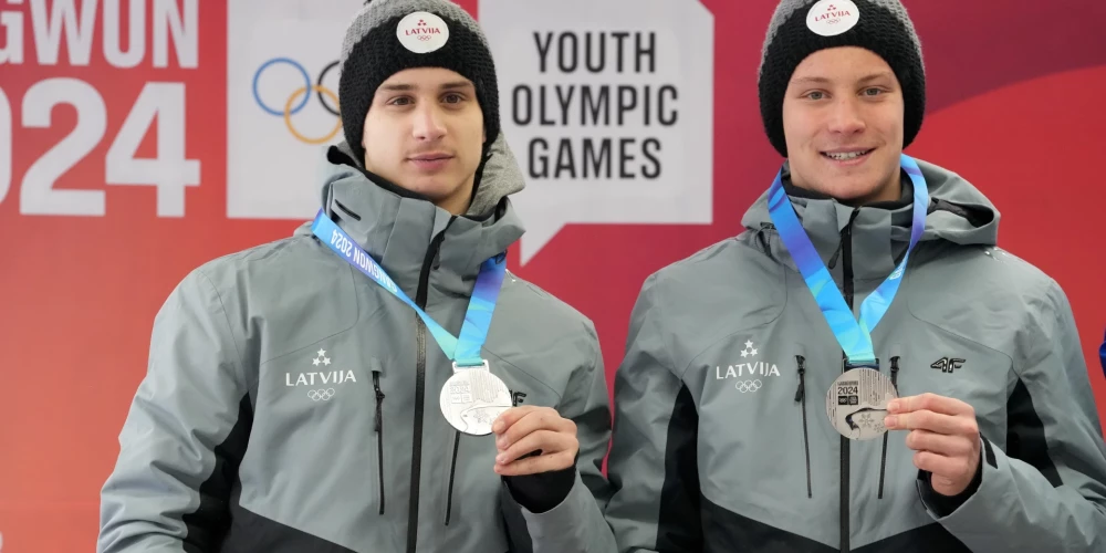 Latvijas kamaniņu braucēji Jānis Gruzdulis -Borovojs (no kreisās) un Edens Eduards Cepulis apbalvošanas ceremonijā pēc iegūtās otrās vietas Pasaules Jaunatnes ziemas Olimpiskajās spēlēs ''Gangwon 2024'' Dienvidkorejas provincē Kanvondo.