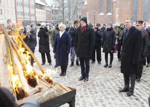 "Šodien mūsu svarīgākais uzdevums ir nosargāt brīvību," iededzot barikāžu piemiņas ugunskuru, saka prezidents Rinkēvičs