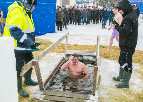 19. janvārī drosmīgie Jēzus Kristus sekotāji iegremdējās ledusaukstajā Luknas ezerā.