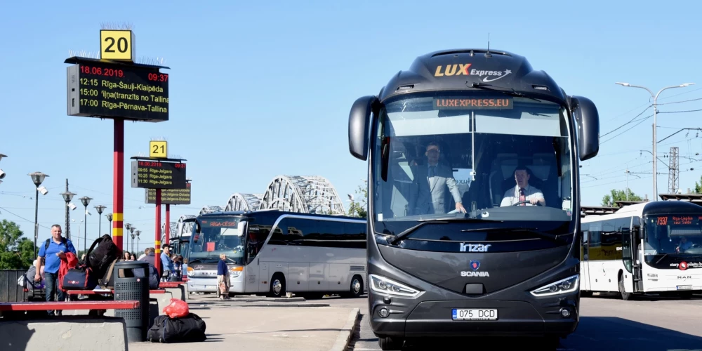 Arī "Lux Express" autobusi turpinās kursēt starp Rīgu un Sanktpēterburgu; robeža gan būs jāšķērso kājām