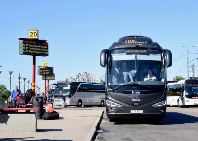 Arī "Lux Express" autobusi turpinās kursēt starp Rīgu un Sanktpēterburgu; robeža gan būs jāšķērso kājām