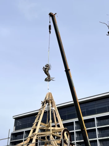 Zirdziņš viesnīcas tornī tika uzstādīts ar ceļamkrānu un kalpos arī kā vējrādis.