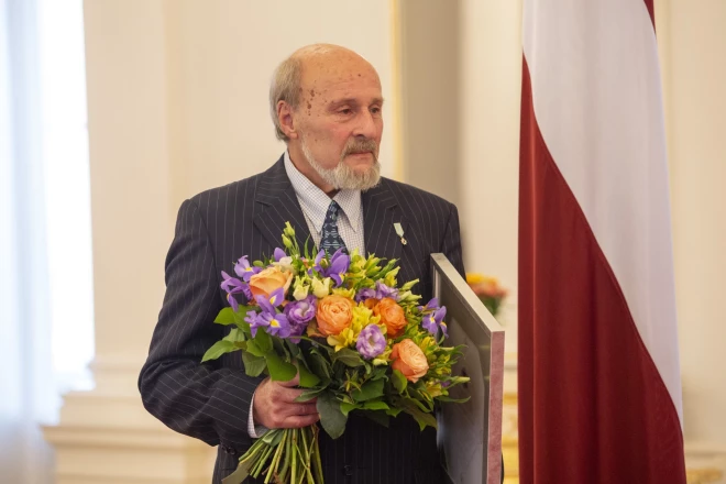 Komponists Boriss Rezņiks, saņemot Valsts prezidenta Cildinājuma rakstu.