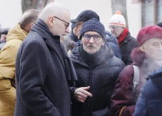 VIDEO & FOTO: barikāžu laika žurnālisti tiekas pie Saeimas uz atmiņu pasākumu
