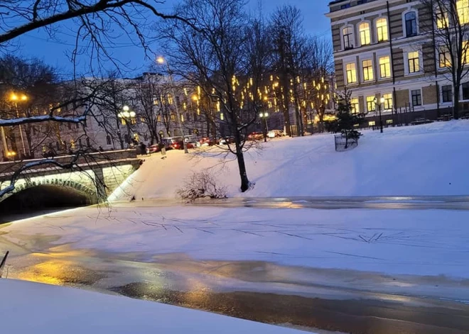 По рижскому городскому каналу кто-то прокатился... на лыжах!