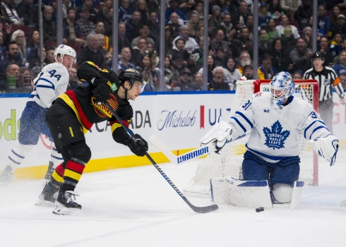 Bļugeram divas rezultatīvas piespēles "Canucks" uzvarā pār "Maple Leafs"
