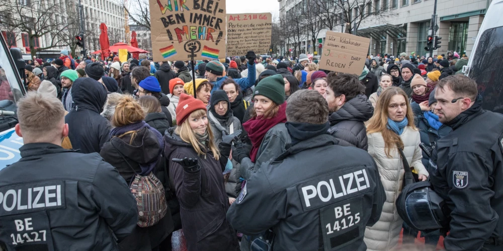 Protesta akciju Minhenē pret masveida deportācijas plānojušo partiju nākas atcelt paradoksāla iemesla dēļ
