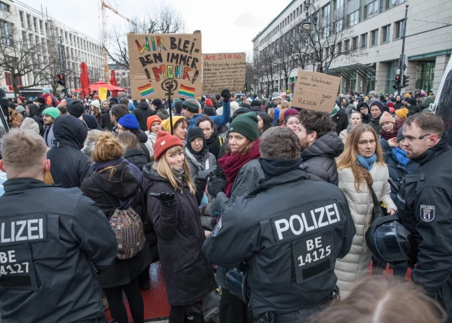 Protesta akciju Minhenē pret masveida deportācijas plānojušo partiju nākas atcelt paradoksāla iemesla dēļ