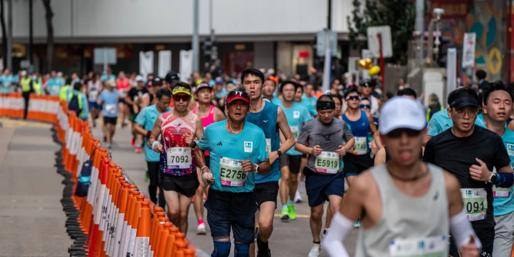 Viens skrējējs miris, vēl viens komā, kopumā 842 ievainoti Honkongas maratonā
