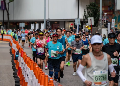 Viens skrējējs miris, vēl viens komā, kopumā 842 ievainoti Honkongas maratonā