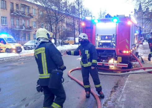 FOTO: ugunsdzēsēji Rīgā dzēš paaugstinātas bīstamības ugunsgrēku. Ar sērkociņiem spēlējušies, iespējams, bezpajumtnieki