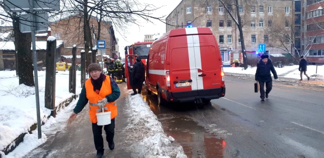 Sētniece ber sāli. Ugunsdzēsēji lej ūdeni. Katrs dara savu darbiņu. 