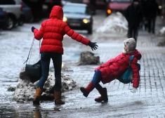 VIDEO: Rīgas ielas kļuvušas bīstamas! Iedzīvotājus aicina būt sevišķi piesardzīgiem