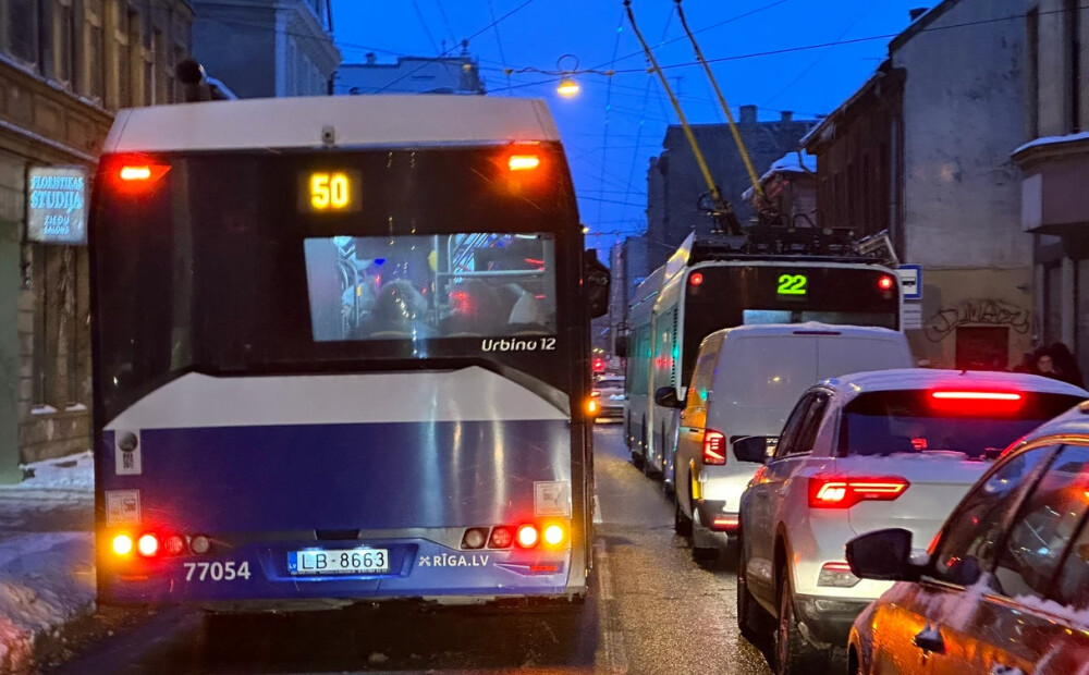 FOTO: šaurajā Avotu ielā pa pretējo joslu – aculiecinieku pārsteidz “Rīgas satiksmes” autobusa manevri