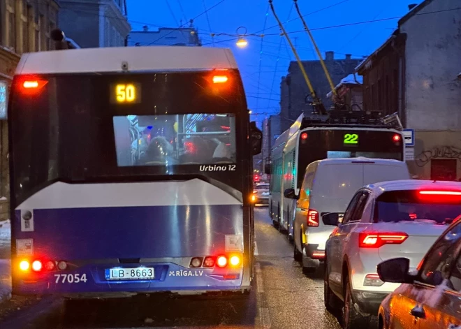 FOTO: šaurajā Avotu ielā pa pretējo joslu – aculiecinieku pārsteidz “Rīgas satiksmes” autobusa manevri