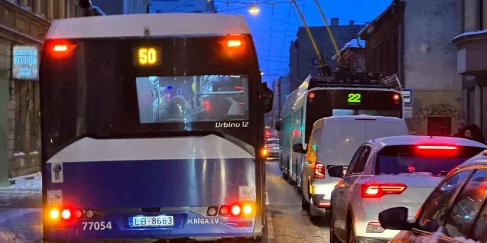 ФОТО: на узкой улице Авоту по встречной полосе - очевидец удивлен маневрами автобуса Rīgas satiksme