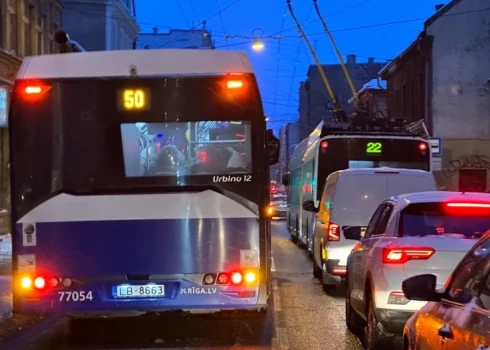 ФОТО: на узкой улице Авоту по встречной полосе - очевидец удивлен маневрами автобуса Rīgas satiksme