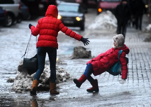 ВИДЕО: улицы Риги стали опасными! Жителей просят быть особенно осторожными