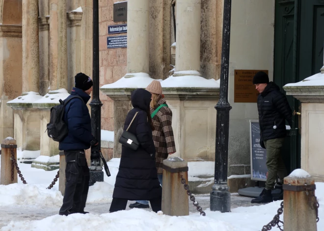 Pēterbaznīcā dievlūdzēji ne īpaši tiek gaidīti, priekšroka - tūristiem.