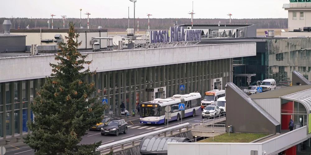 Автобус в аэропорту.