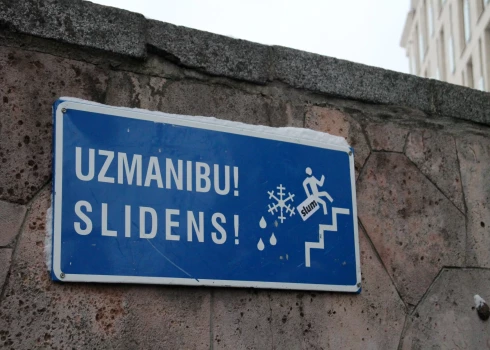 Šodien arī Rīgas dome aicina gājējus un autovadītājus būt sevišķi piesardzīgiem, jo ledus kārta uz ietvēm un brauktuvēm veidojas strauji.