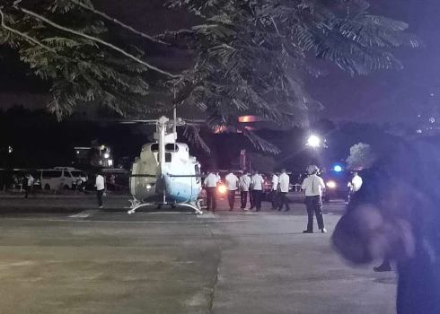 Filipīnu prezidents negrib sēdēt sastrēgumā un ar helikopteru lido uz "Coldplay" koncertu; tautai tas neiet pie sirds