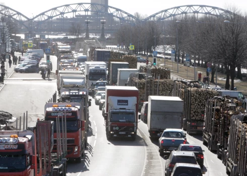 Sāk sodīt kravas transporta vadītājus, kuri turpina braukt caur Rīgas centru