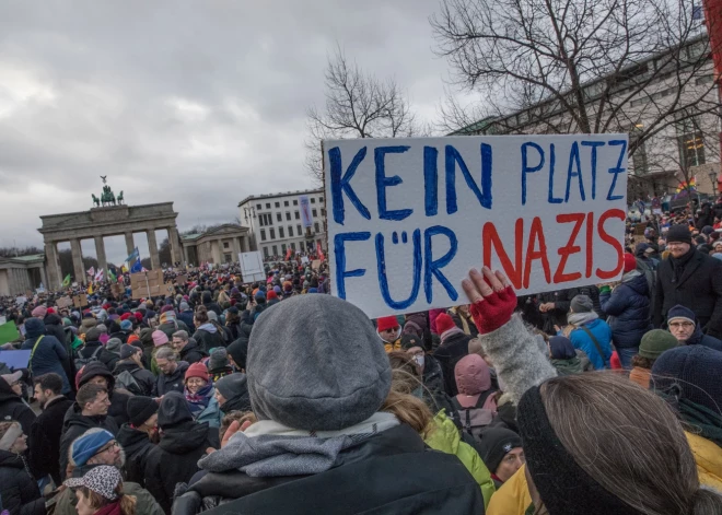 Populārā labējā partija draud rosināt Vācijas izstāšanos no ES