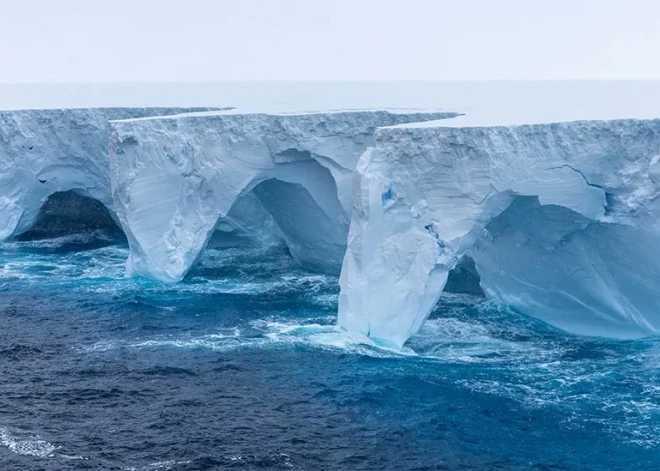 Augstāka gaisa temperatūra radīs virszemes kušanas dīķus, kas iztecēs cauri aisbergam un radīs lūzuma vietas.