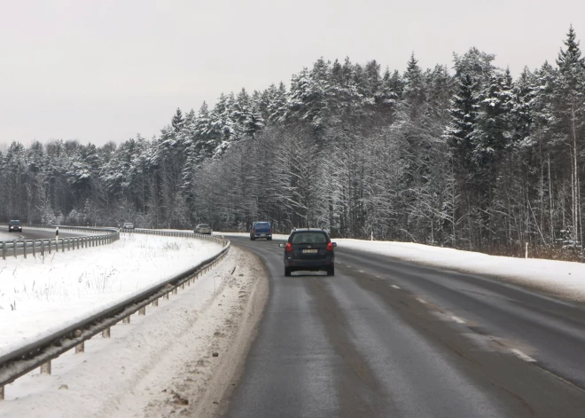 Šorīt Latgalē un Vidzemē apledojuši autoceļi; sola lietu un brāzmainu vēju