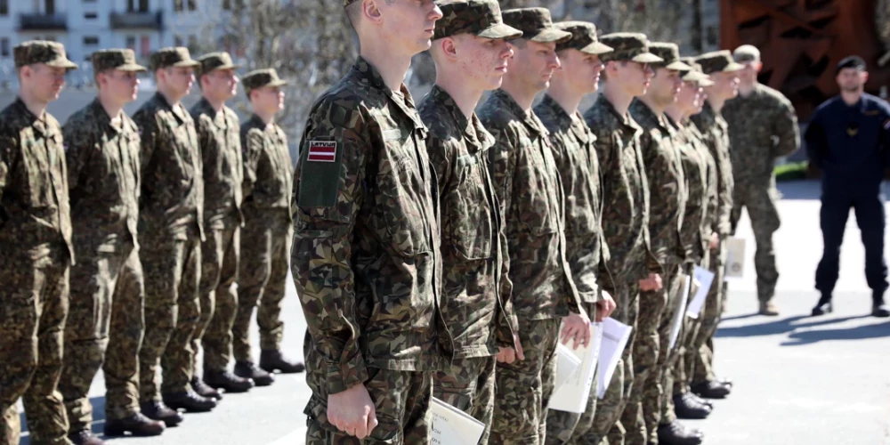 Atlasītās personas saņems pavēstes, pēc kuru saņemšanas būs jāveic veselības pārbaudes Nacionālo bruņoto spēku Medicīnas centrā Rīgā.