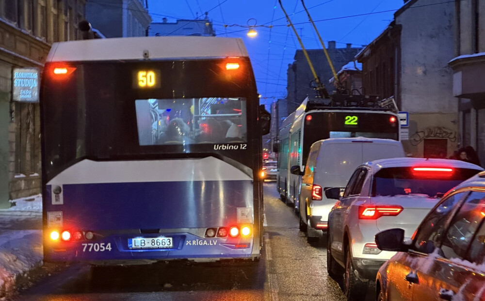 Aculiecinieks satraukts par autobusa vadītāja rīcību – pilsētā apdzen sastrēgumu, bet pasažierus izlaiž ceļa vidū