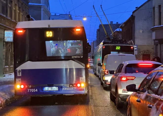 Aculiecinieks satraukts par autobusa vadītāja rīcību – pilsētā apdzen sastrēgumu, bet pasažierus izlaiž ceļa vidū