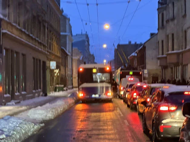 Autobusa šoferis pasažierus izlaida un uzņēma pretējā braukšanas joslā.