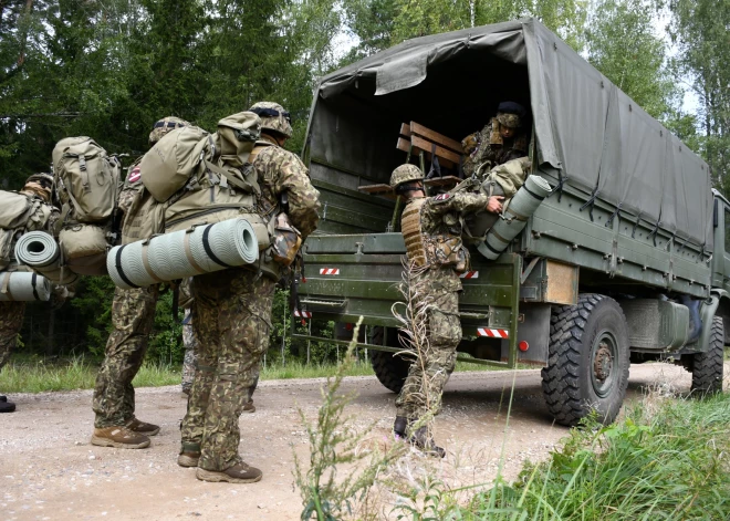 Kādu veselības problēmu dēļ dienestā neiesauc? Vai varu dienēt kopā ar draugu – svarīgākie jautājumi par Valsts aizsardzības dienestu