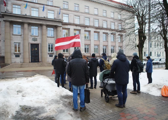 Šodien, pulksten 12.00 biedrība "Austošā Saule" ir sarīkojusi piketu pie Ministru kabineta ēkas pret Krievijas preču importu un tranzītu caur Latviju.