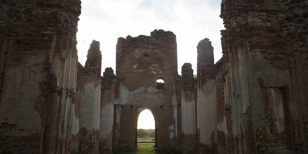 Kalsnavas pagasts ir viena no Madonas novada administratīvajām teritorijām tā dienvidrietumu daļā Aiviekstes un Vesetas starpupē. Robežojas ar sava novada Bērzaunes, Ļaudonas un Mārcienas pagastiem, Aizkraukles novada Aiviekstes un Vietalvas pagastiem un Jēkabpils novada Variešu pagastu.