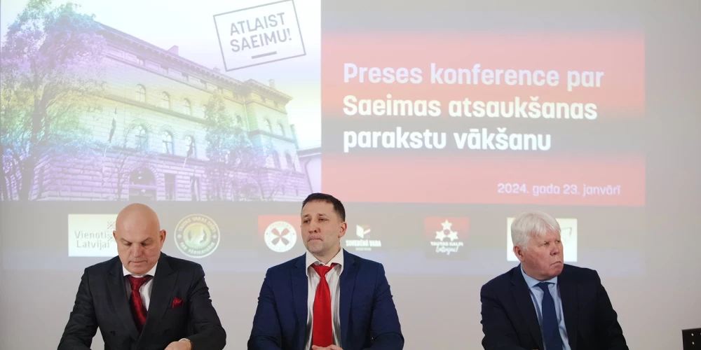 Starp organizatoriem ierindojās salīdzinoši nelielie politiskie spēki, kurus sabiedrībā lielākoties atpazīst, pateicoties to vadībā esošajiem aktīvistiem. Attēlā (no kreisās) "Tautas kalpi Latvijai" pārstāvis Aivars Smans, "Tautas varas fronte" pārstāvis Valentīns Jeremejevs un "Vienoti Latvijai" pārstāvis Ēriks Flaumanis.