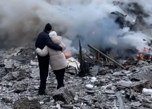 Сеть тронуло видео с парой в Харькове, смотрящей на то, что осталось от их дома после удара РФ