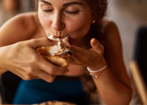 Zinātnieki noteikuši pareizo ēšanas režīmu un to, kad ir sliktākais brīdis kaut ko vēl uzēst