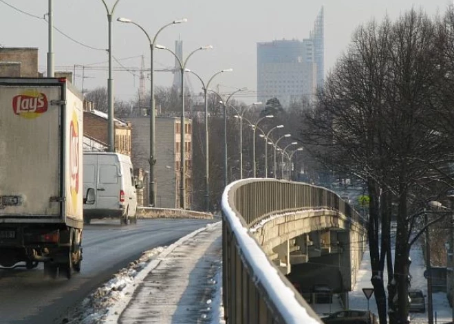 No Kalnciema tilta drūp betons. Uzsākti aizsardzības pasākumi